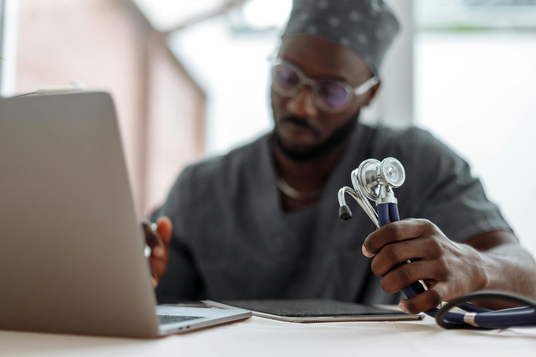 Your Travel Nurse Ally: Why a Great Recruiter is Your Best Asset (Especially Now)